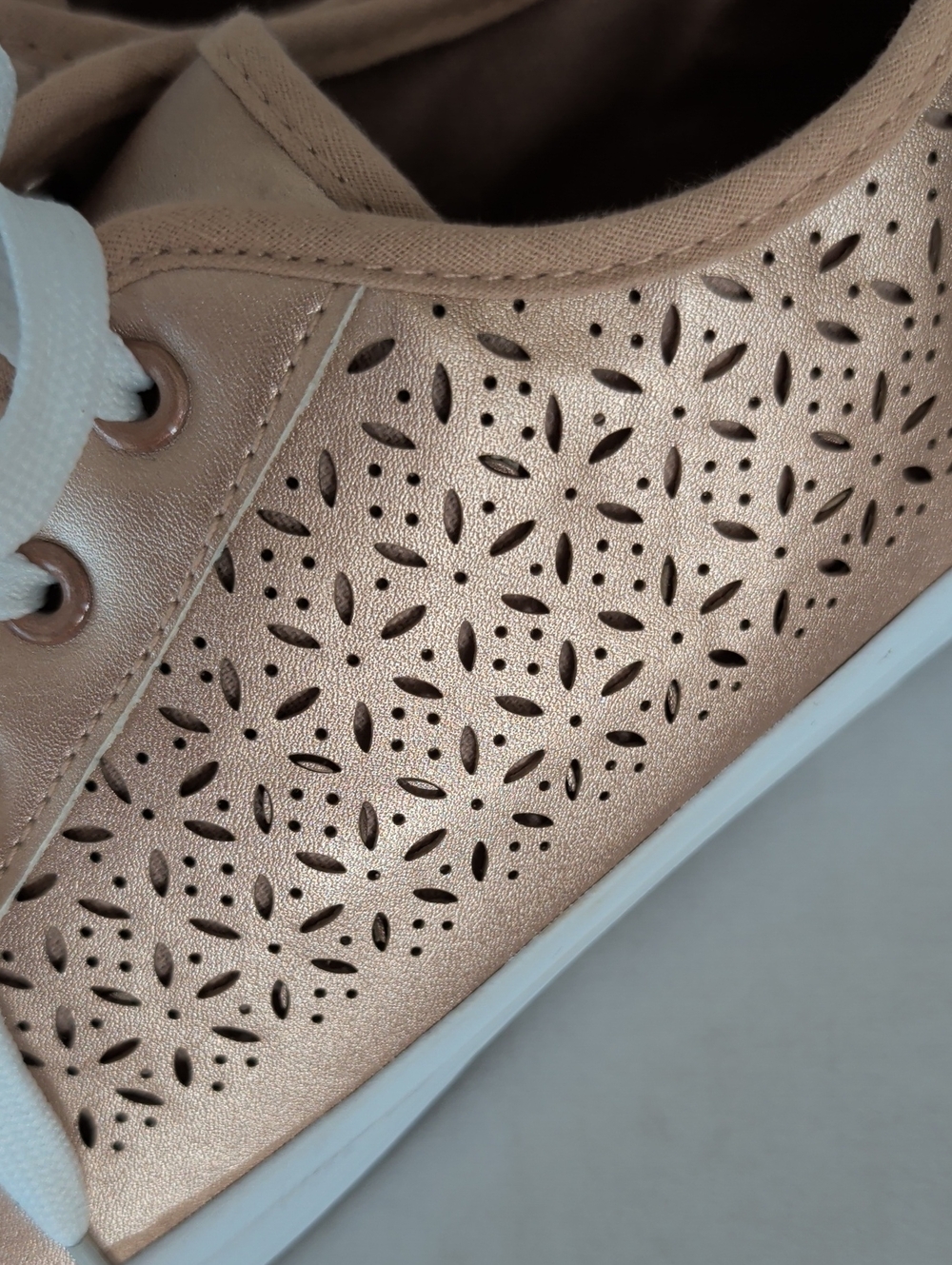 NWT Chatties Perforated Metallic Sneakers LARGE 9/10 Rose Gold FLAWS - Picture 7 of 16